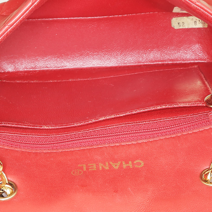 Chanel  Vintage shoulder bag  in red quilted leather - Detail D2