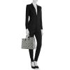Shopping bag Louis Vuitton  Onthego modello grande  in tela bicolore nera e bianca - Detail D1 thumbnail