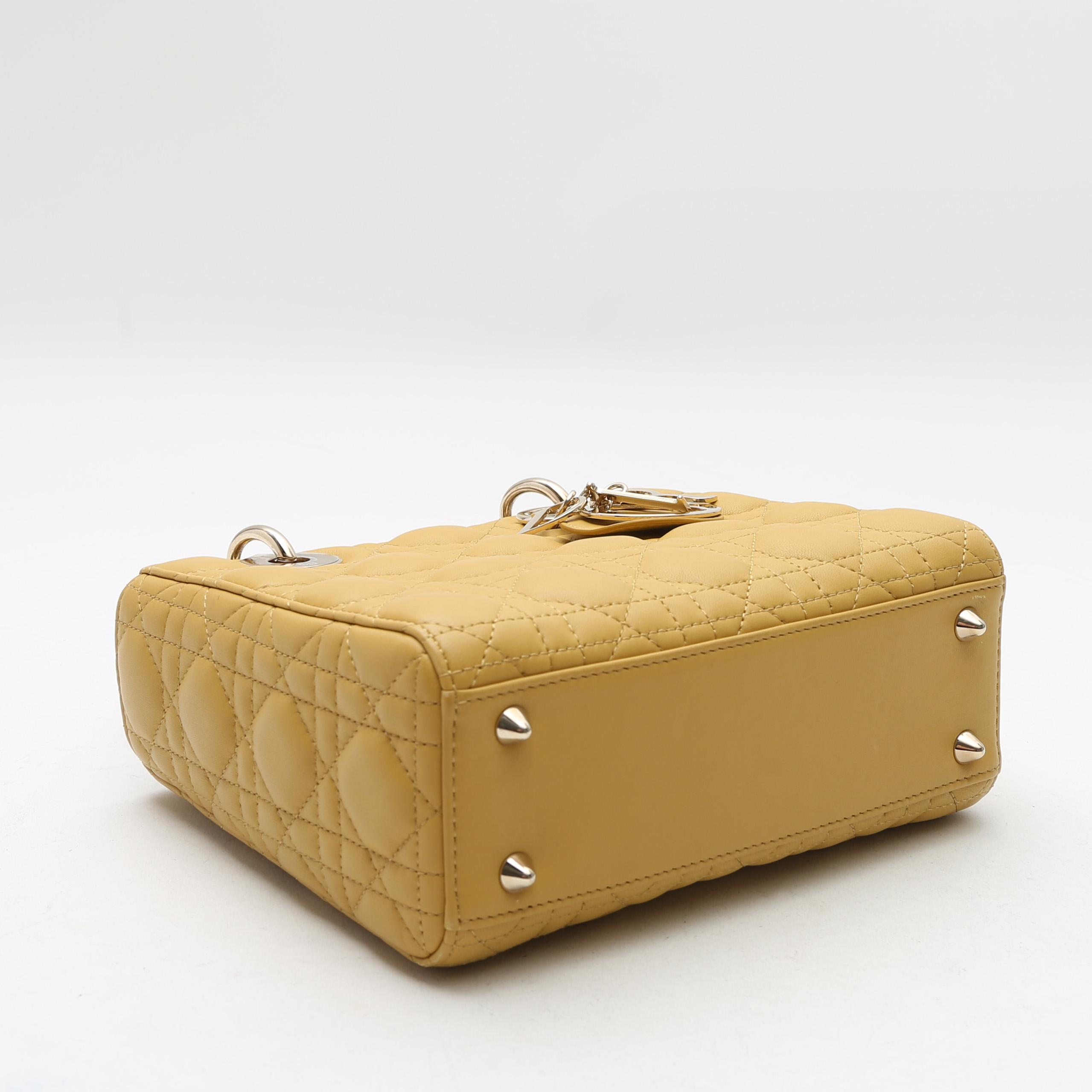 Sac à main Dior  Lady Dior mini  en cuir cannage jaune - Detail D4