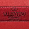 Bolso bandolera Valentino Garavani  Rockstud Spike en terciopelo acolchado rojo - Detail D4 thumbnail