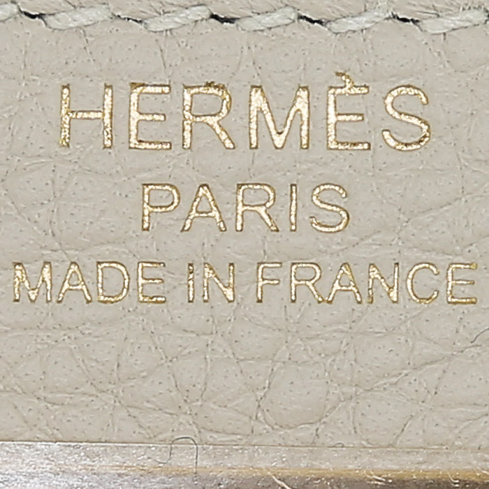 Bolso de mano Hermès  Kelly 28 cm en cuero togo Gris Perle - Detail D4