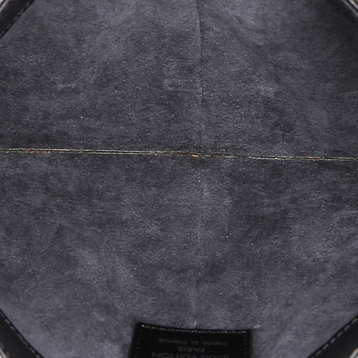 Louis Vuitton  Demi Lune pouch  in black epi leather - Detail D2