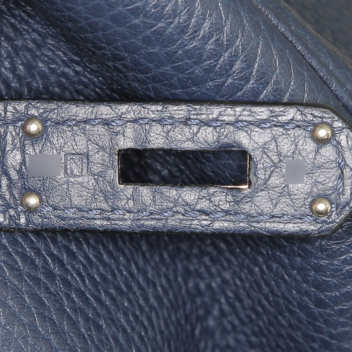 Hermès  Birkin 40 cm handbag  in navy blue togo leather - Detail D4