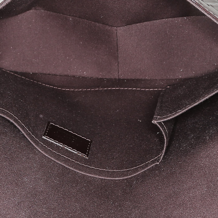 Bolsito de mano Louis Vuitton  Rodeo Drive en charol Monogram color berenjena - Detail D2