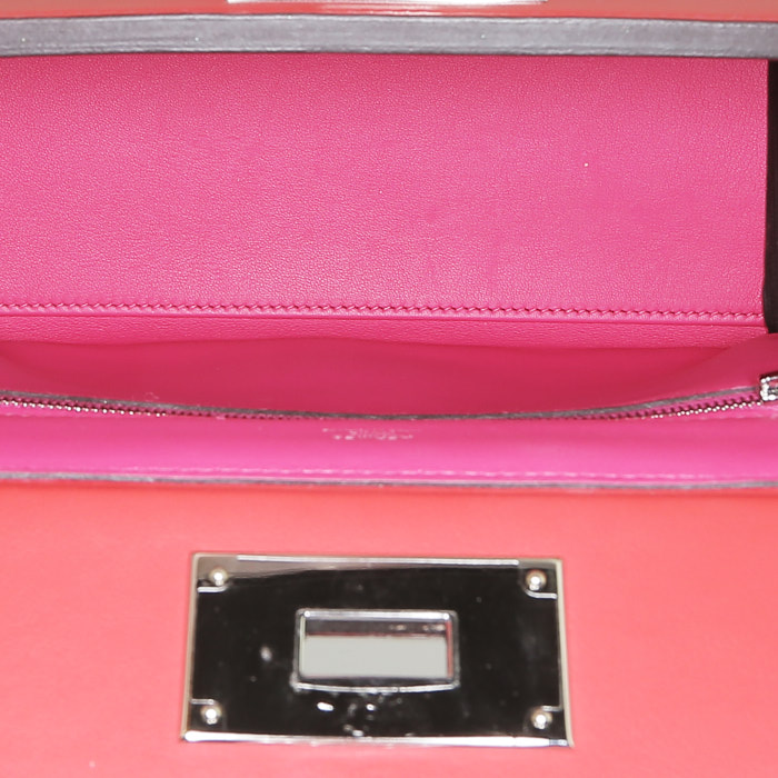 Bolso de mano Hermès 24/24 mini en cuero swift rojo y rosa - Detail D3