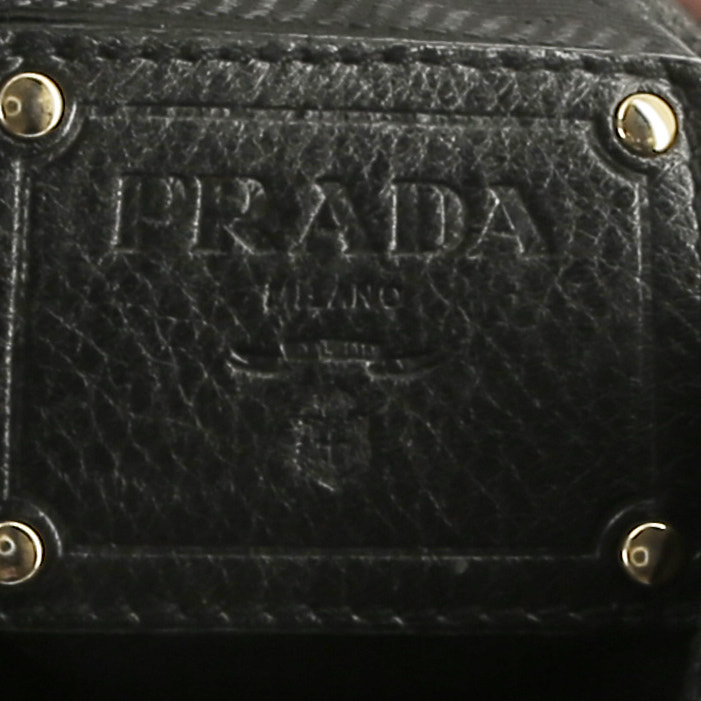 Bolso de mano Prada   en cuero negro - Detail D3