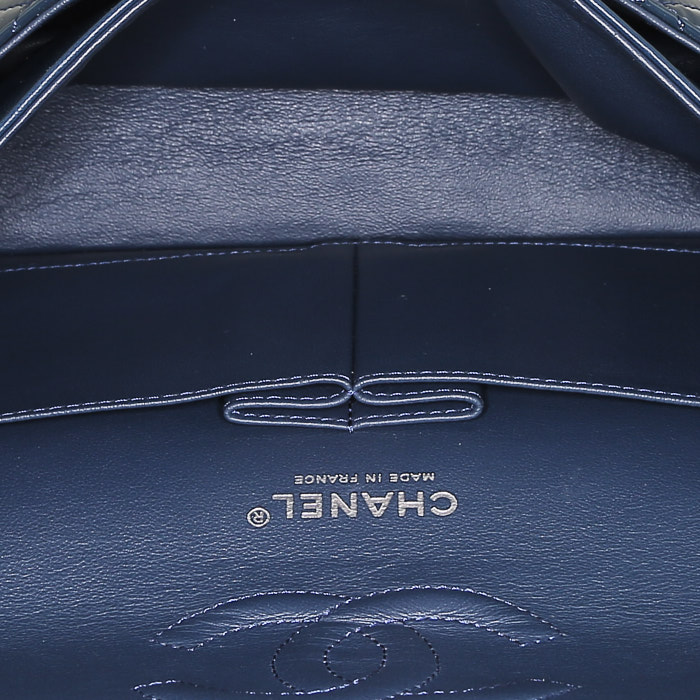 Bolso de mano Chanel  Timeless Classic en charol acolchado azul - Detail D3