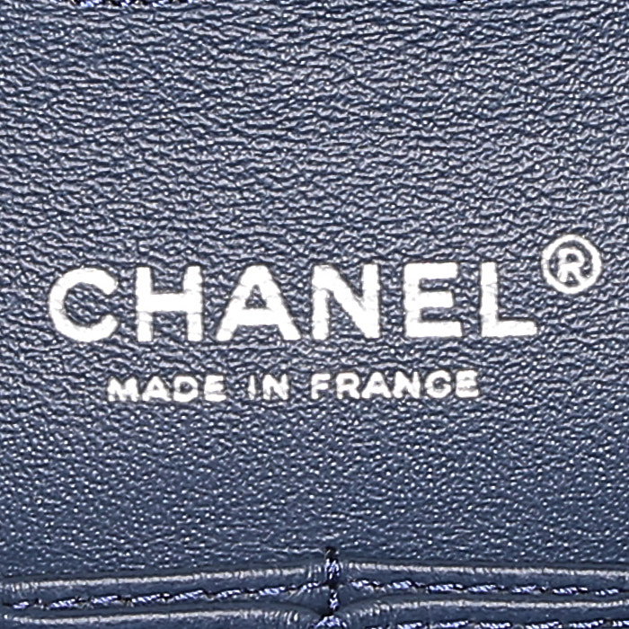 Sac à main Chanel  Timeless Classic en cuir verni matelassé bleu - Detail D4