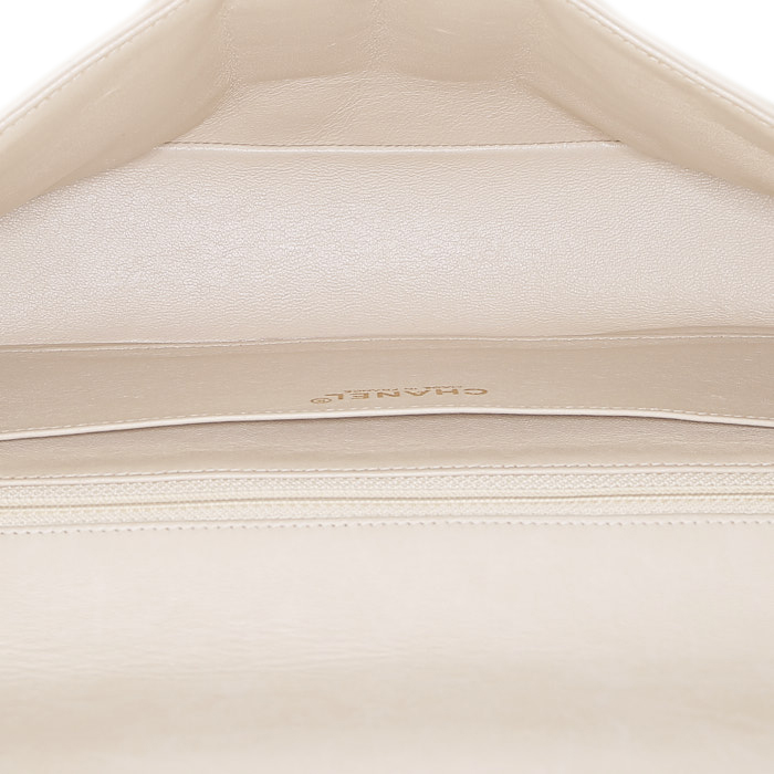 Bolso bandolera Chanel  Choco bar en cuero acolchado beige - Detail D2