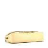 Bolso bandolera Chanel  Choco bar en cuero acolchado beige - Detail D4 thumbnail