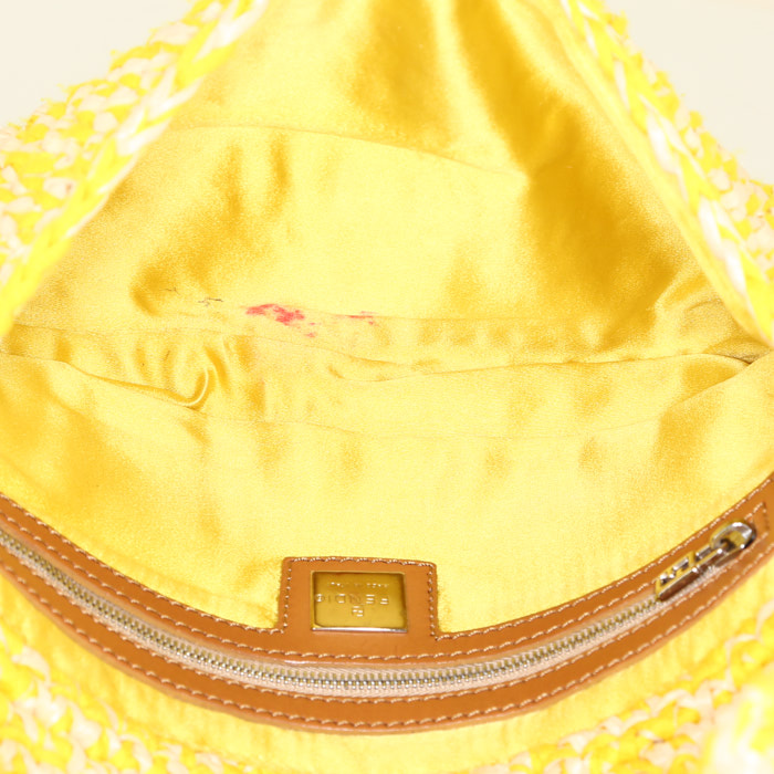 Bolso de mano Fendi  Baguette en raffia beige y lona amarilla - Detail D2