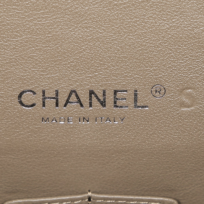 Chanel  Timeless Maxi Jumbo shoulder bag  in khaki quilted leather - Detail D4