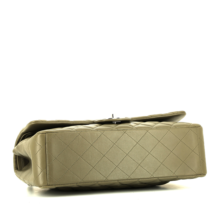 Bolso bandolera Chanel  Timeless Maxi Jumbo en cuero acolchado caqui - Detail D5