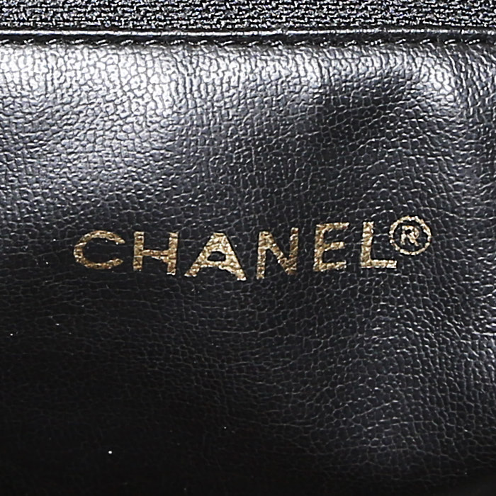 Sac porté épaule Chanel  Vintage Shopping en cuir grainé noir - Detail D3