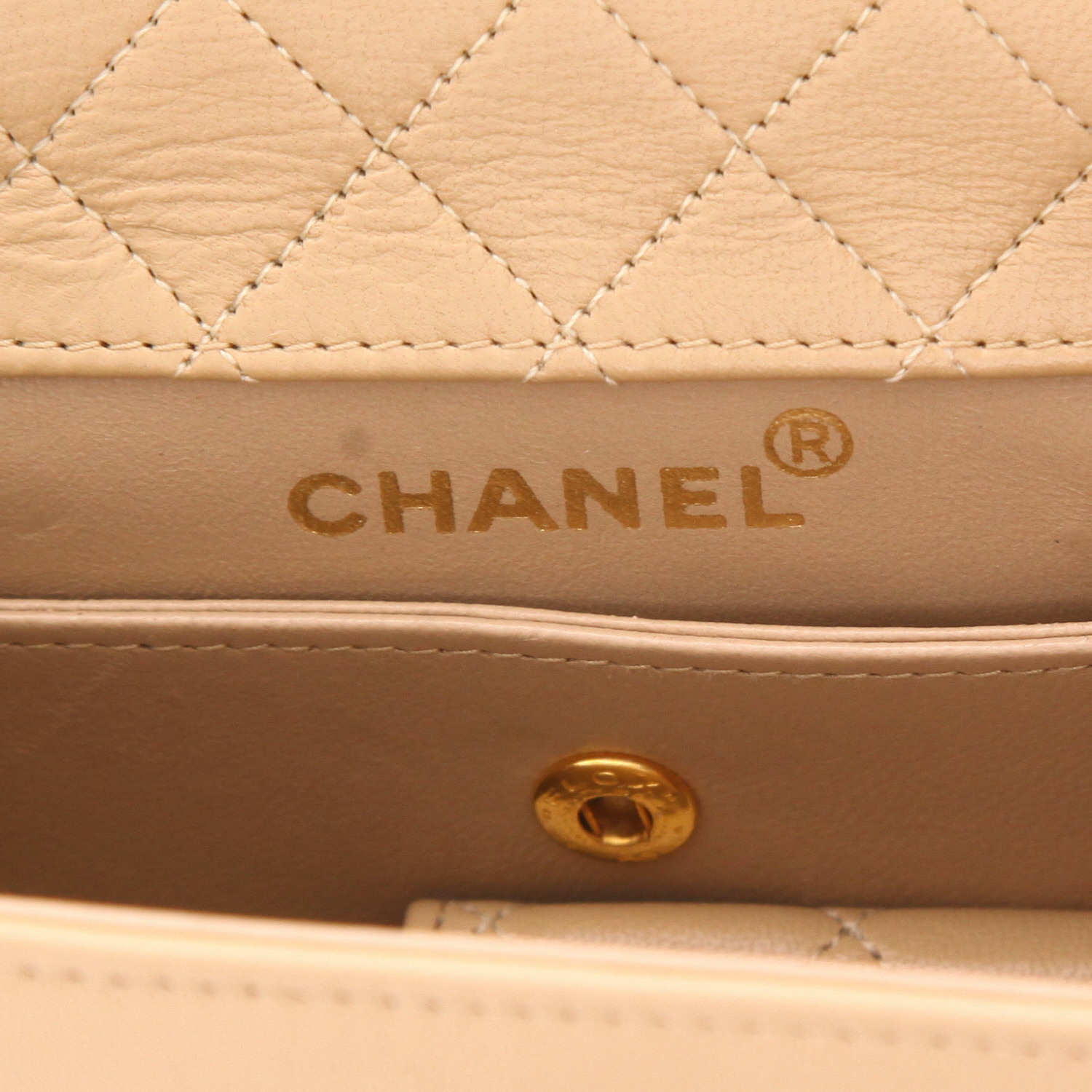 Sac bandoulière Chanel  Vintage en cuir matelassé beige et blanc - Detail D2