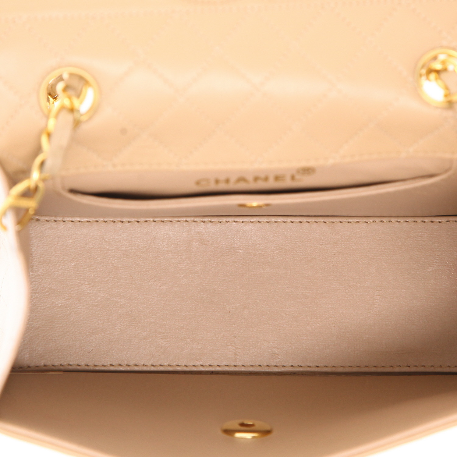 Bolso bandolera Chanel  Vintage en cuero acolchado beige y blanco - Detail D3