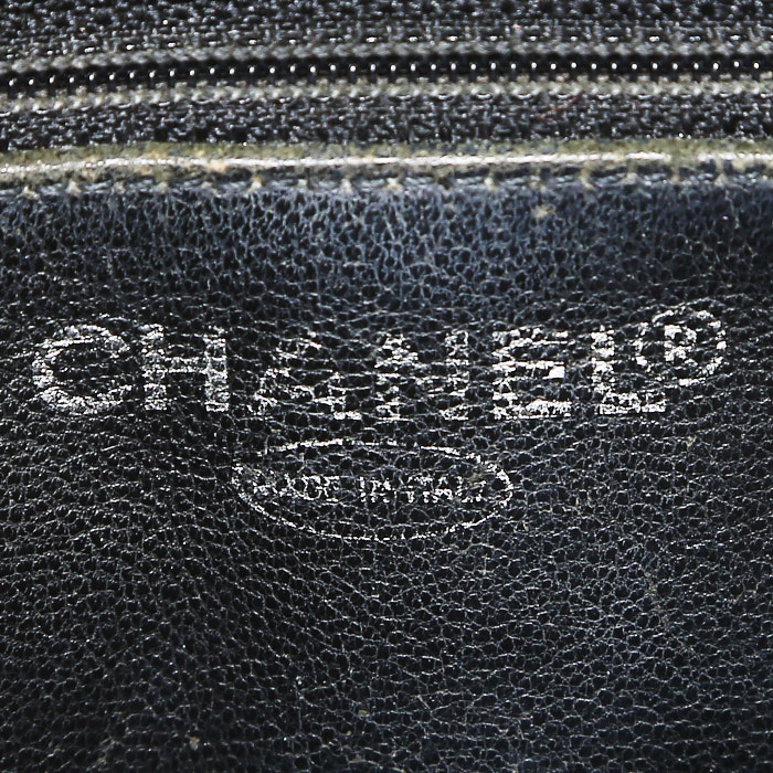 Chanel  Medaillon handbag  in black quilted grained leather - Detail D3