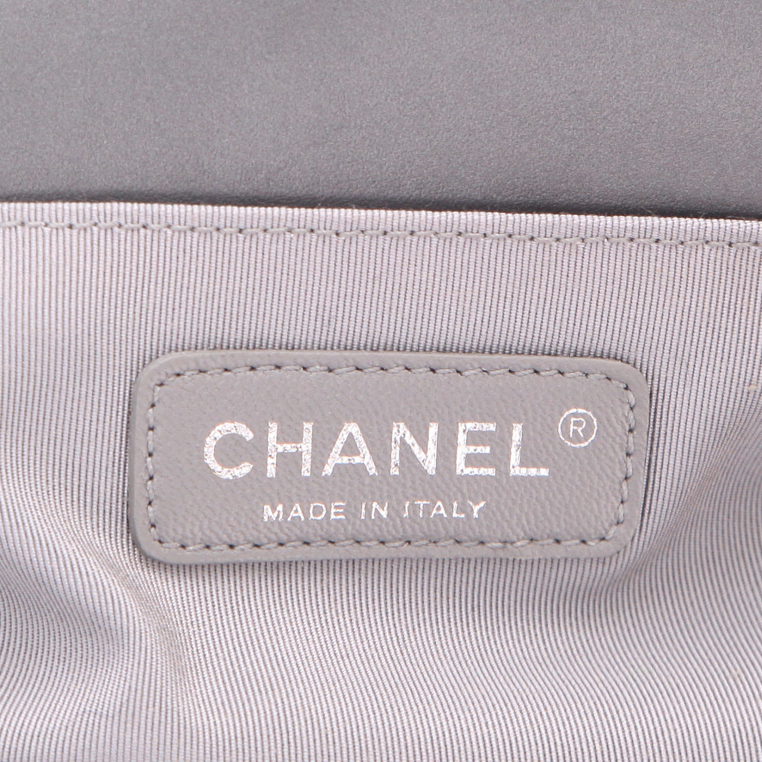 Bolso bandolera Chanel  Boy en cuero acolchado plateado - Detail D2