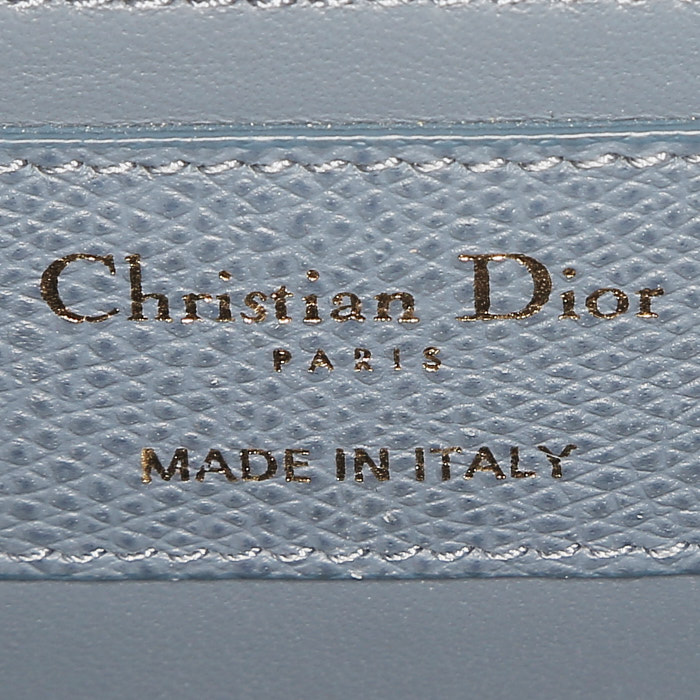 Bolso bandolera Dior  30 Montaigne en cuero granulado azul - Detail D4