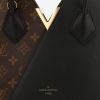 Bolso de mano Louis Vuitton  Kimono en lona Monogram marrón y cuero negro - Detail D1 thumbnail