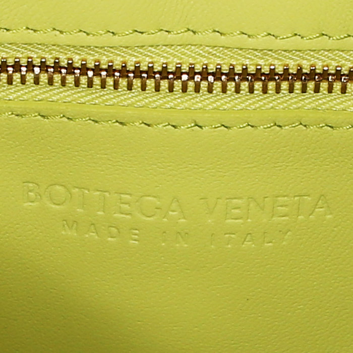 Bolso bandolera Bottega Veneta  Cassette en cuero trenzado amarillo - Detail D4