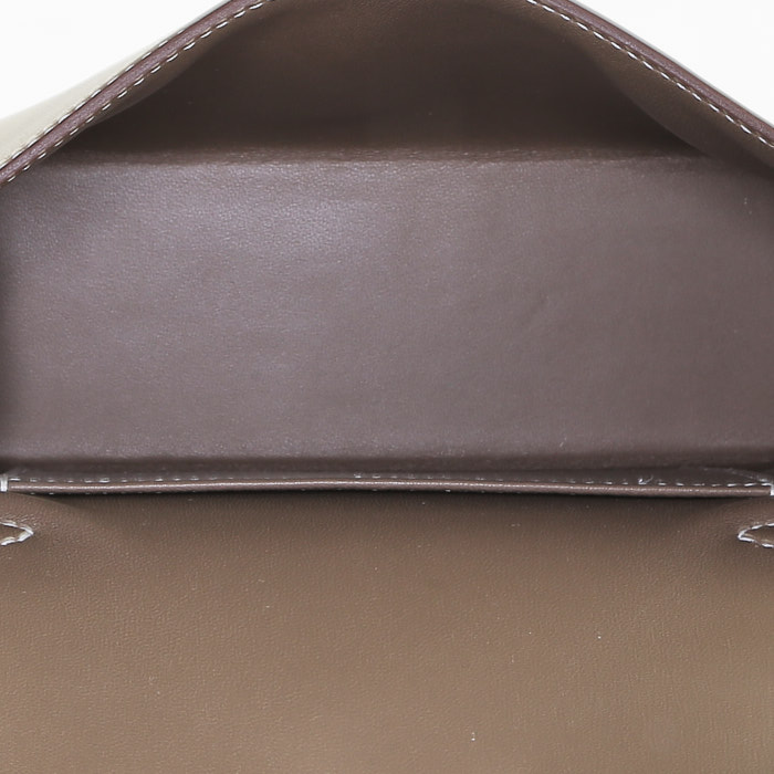 Hermès  Kelly 20 cm handbag  in etoupe Tadelakt leather - Detail D3