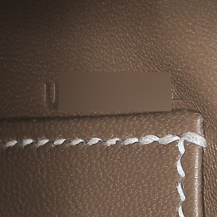 Bolso de mano Hermès  Kelly 20 cm en cuero Tadelakt marrón etoupe - Detail D5