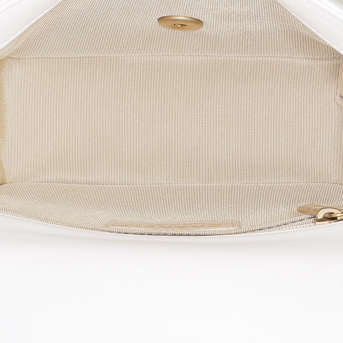 Bolso bandolera Chanel  Mini Timeless en cuero acolchado blanco - Detail D2