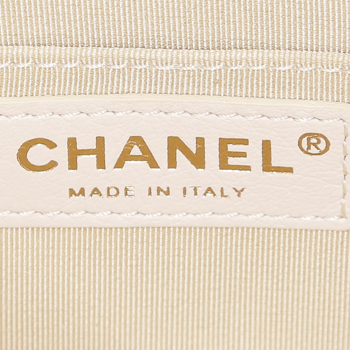 Chanel  Mini Timeless shoulder bag  in white quilted leather - Detail D3