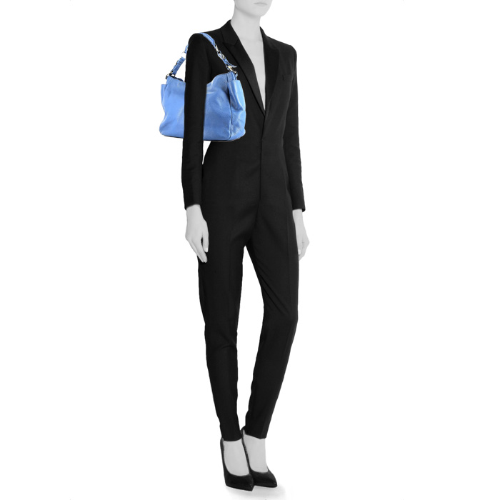 Bolso de mano Prada   en cuero granulado azul - Detail D1