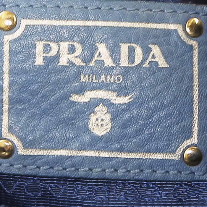Bolso de mano Prada   en cuero granulado azul - Detail D3