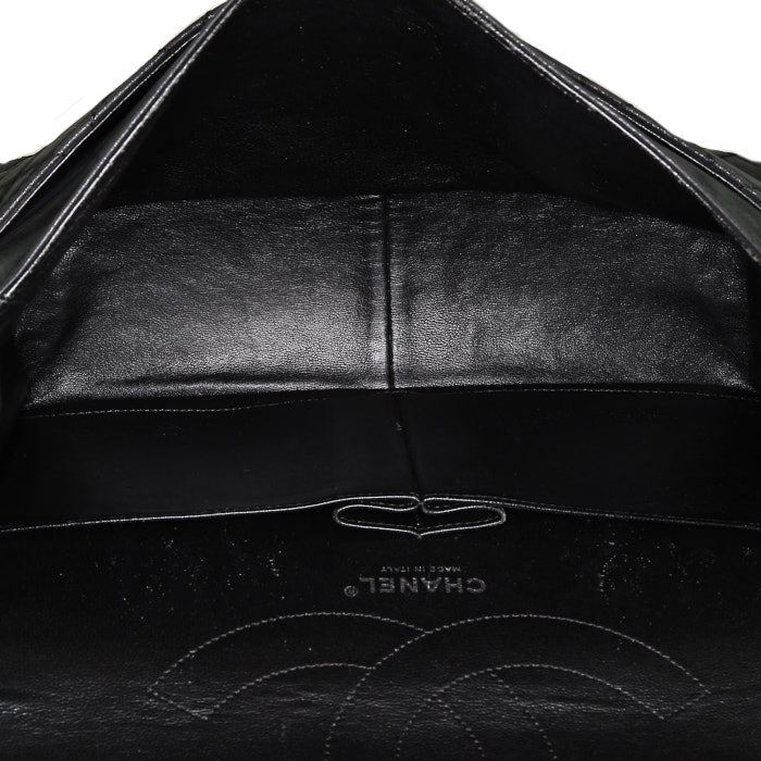 Chanel 2.55 handbag  in black quilted leather - Detail D3