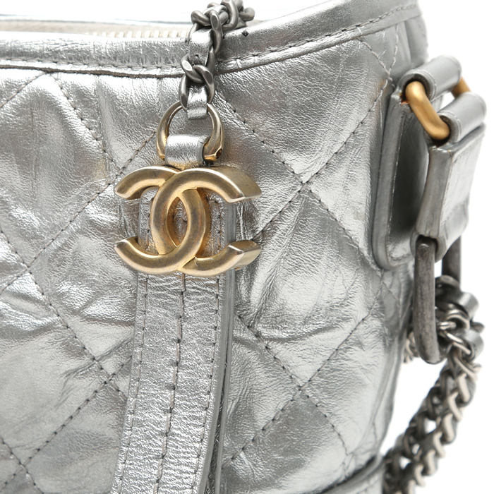 Chanel Gabrielle small model shoulder bag in silver quilted leather - Detail D1
