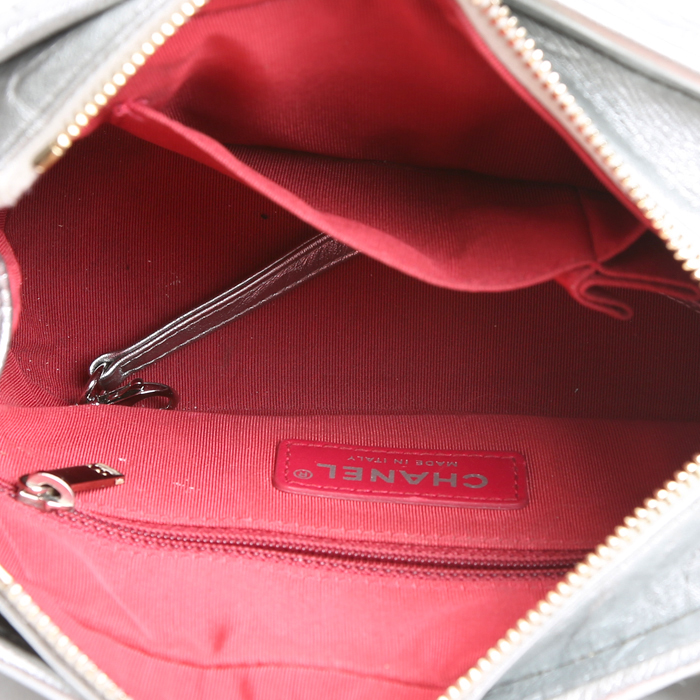 Chanel Gabrielle small model shoulder bag in silver quilted leather - Detail D3