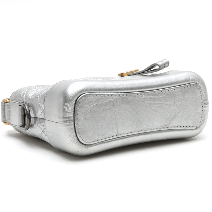 Chanel Gabrielle small model shoulder bag in silver quilted leather - Detail D5