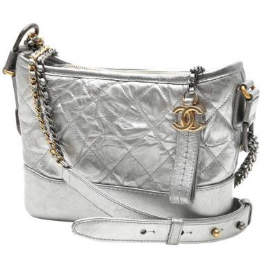 Bolso bandolera Chanel  Gabrielle  modelo pequeño  en cuero acolchado plateado