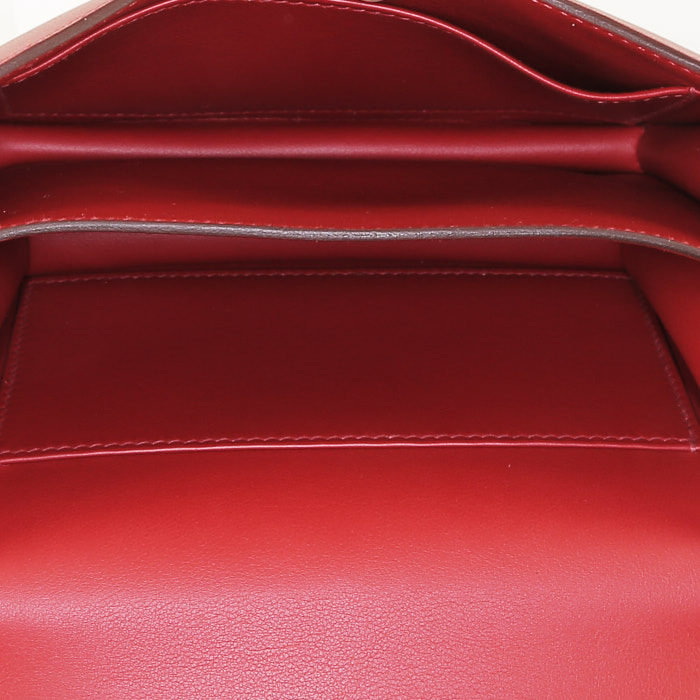 Sac bandoulière Hermès Constance mini en cuir Swift rouge Piment - Detail D3