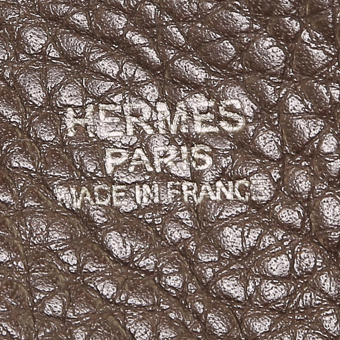 Bolso de mano Hermès  Evelyne en cuero togo marrón - Detail D3