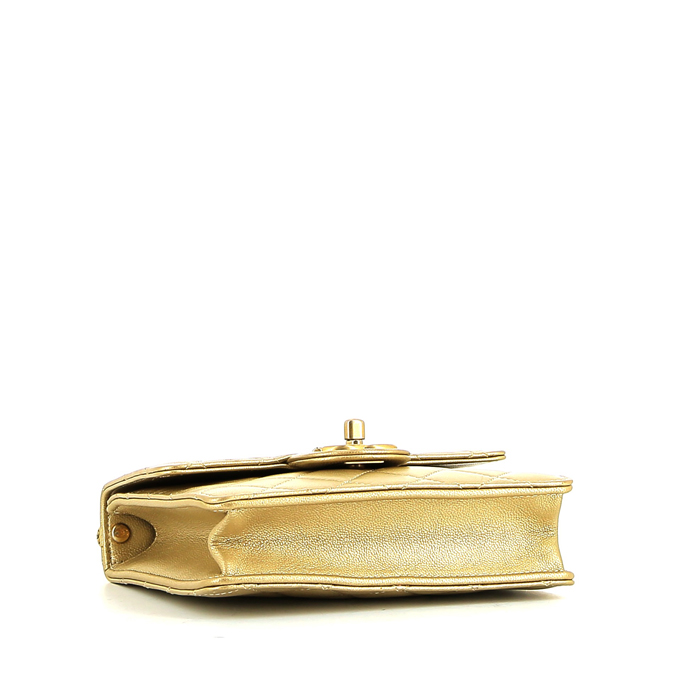 Sac bandoulière Chanel   en cuir matelassé doré - Detail D4