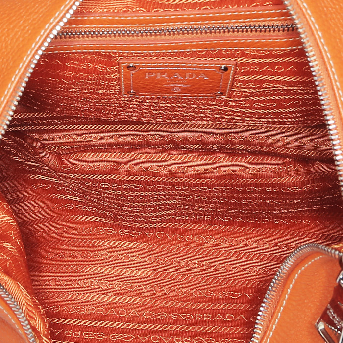 Prada   handbag  in orange grained leather - Detail D2