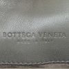 Borsa a tracolla Bottega Veneta  Olimpia in pelle intrecciata grigia - Detail D4 thumbnail