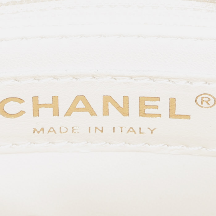 Bolso bandolera Chanel  Coco Handle mini  en cuero granulado acolchado blanco - Detail D4