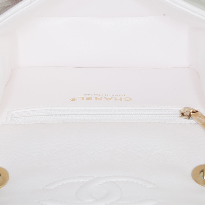 Chanel  Mini Timeless shoulder bag  in white quilted grained leather - Detail D2