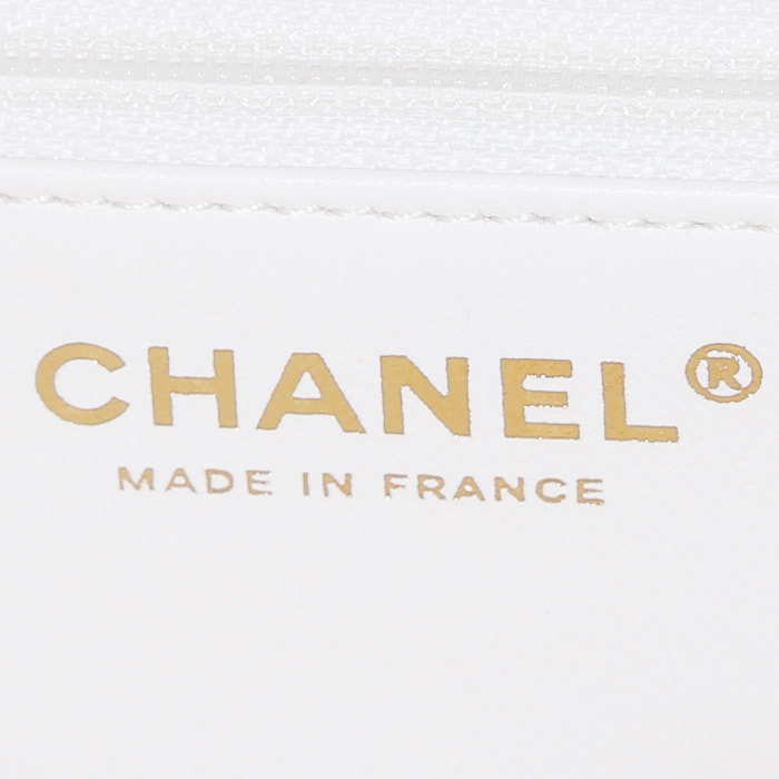 Chanel  Mini Timeless shoulder bag  in white quilted grained leather - Detail D3