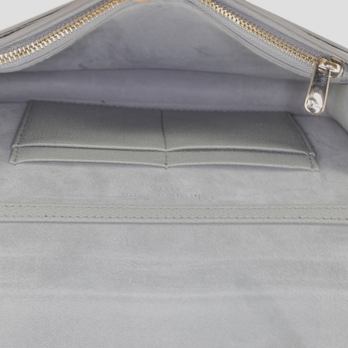 Bolsito de mano Dior  30 Montaigne en cuero granulado gris - Detail D3