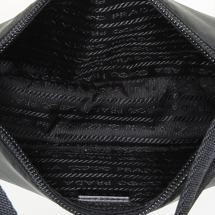 Prada  Re-Edition 2005 handbag  in black canvas - Detail D2