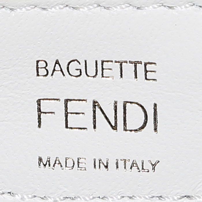 Bolso de mano Fendi  Baguette en cuero blanco - Detail D4
