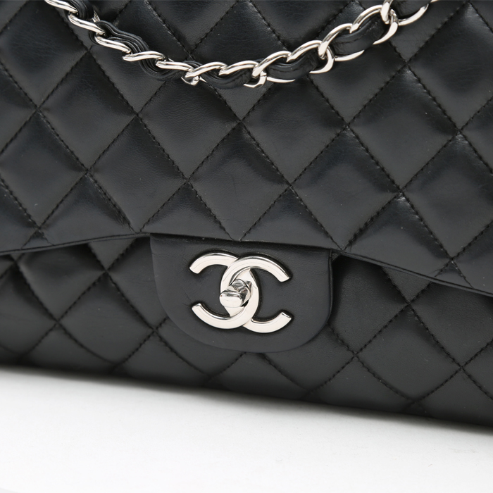 Sac à main Chanel  Timeless Maxi Jumbo en cuir matelassé noir - Detail D1