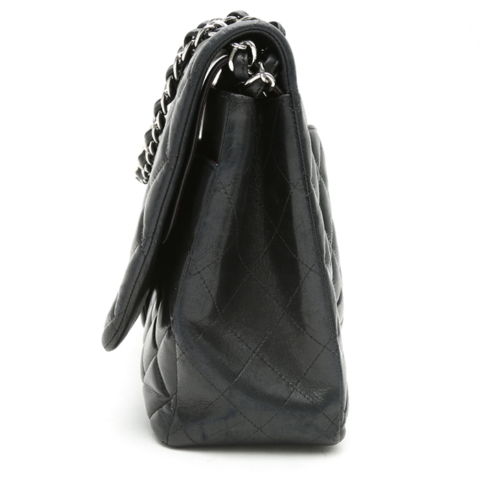 Chanel Timeless Maxi Jumbo handbag in black quilted leather - Detail D6