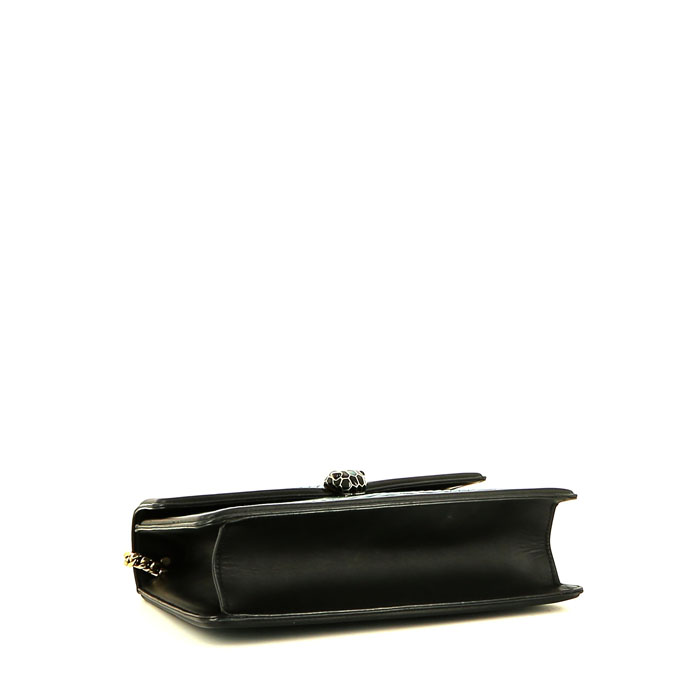 Bolso bandolera Bulgari  Serpenti Diamond Blast en cuero acolchado con motivos de espigas verde y negro - Detail D5